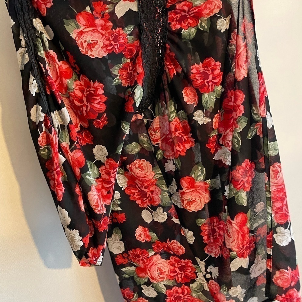 TORRID Red Floral Kimono Open Front Size 0-1 Sheer
3/4 Sleeve duster - Picture 2 of 6